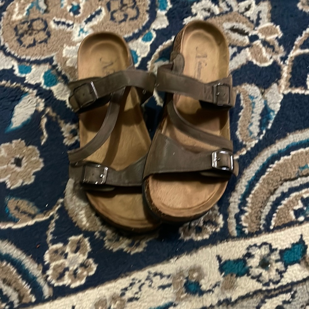 New women’s sandals size 8